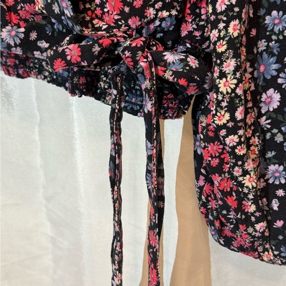 American Eagle Outfitters Black Floral Blouse - Picture 2 of 8